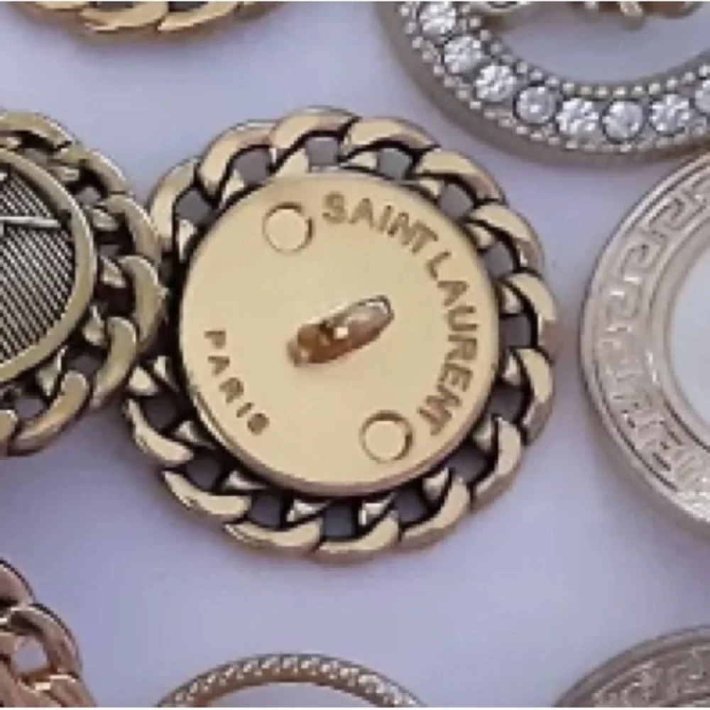 One Yves Saint Laurent Button - Picture 2 of 2